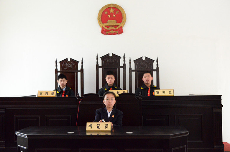 身着法袍的小法官及书记员.JPG